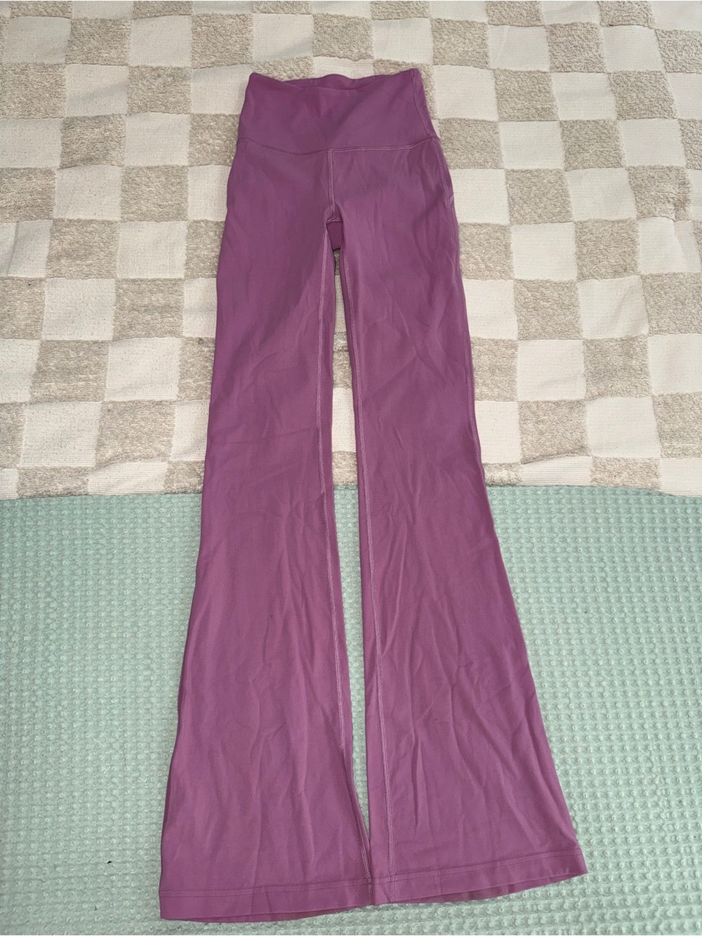 Lululemon Groove‎ Super-High-Rise Flared Pant Nulu
Velvet Dust size 2
